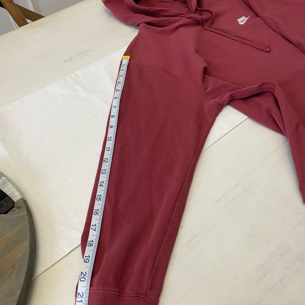 Nike hooded large (fits more like a medium)sweatshirt/pullover - Picture 4 of 9